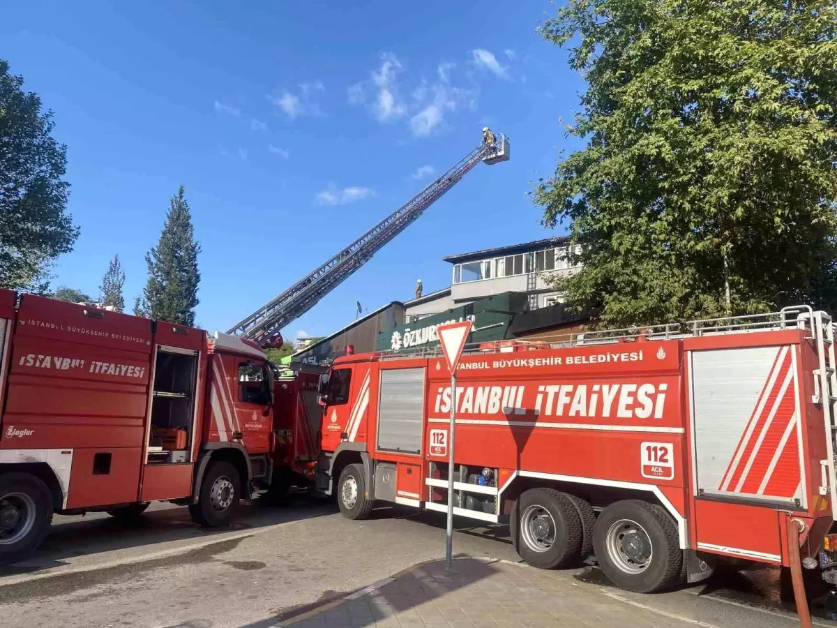 Beykoz\'da Çatı Yangını Paniğe Neden Oldu