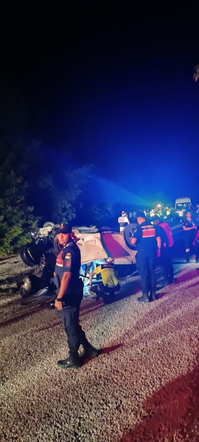 Çanakkale'de iki otomobil kafa kafaya çarpıştı: 6 kişi hayatını kaybetti