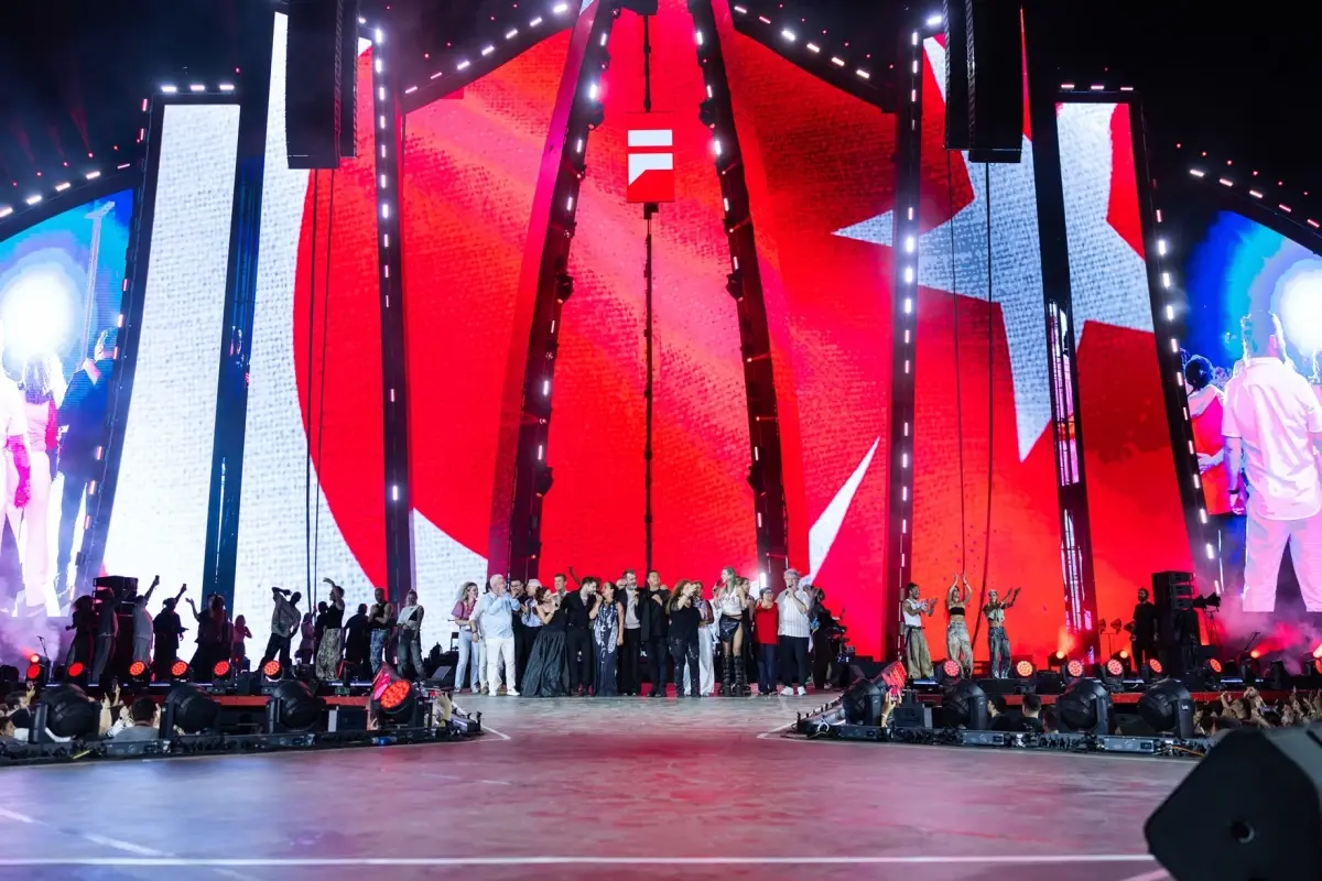 Cem Adrian, Gökhan Türkmen, Hande Yener, Kubat, Melek Mosso ve Nükhet Duru Sahnedeydi