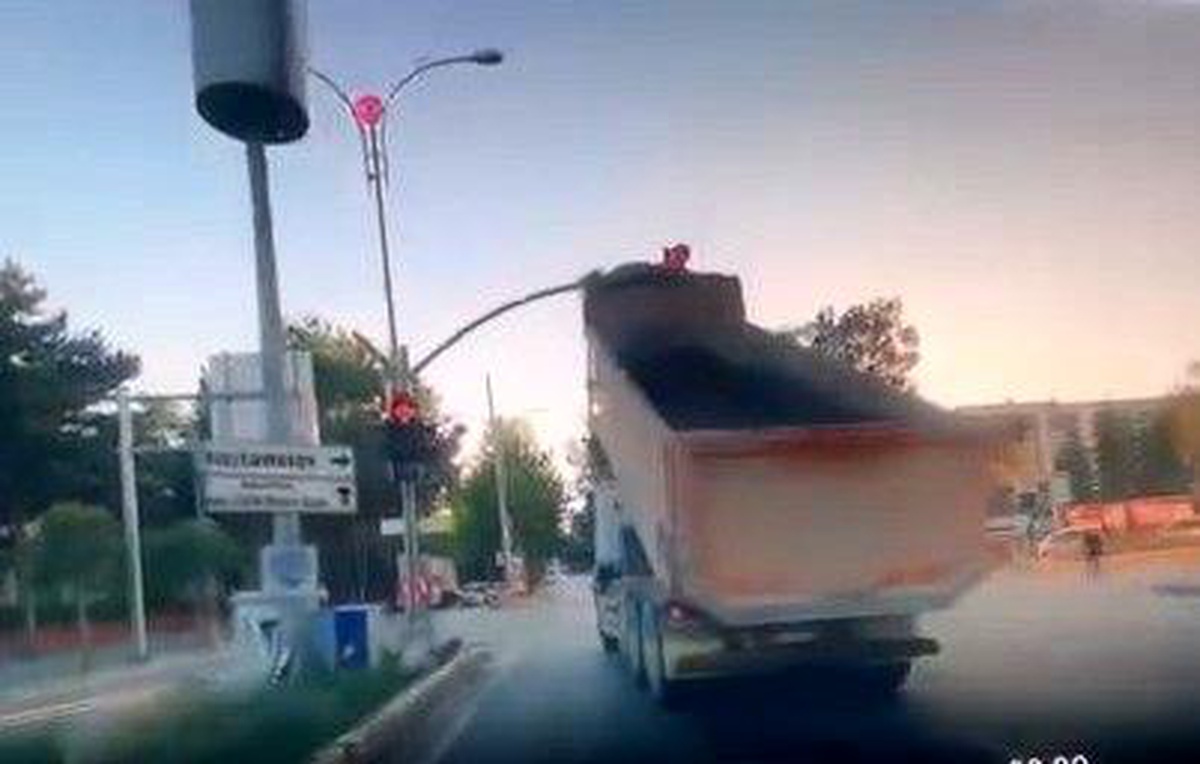 Elazığ\'da Kamyon Trafik Işıklarına Çarptı