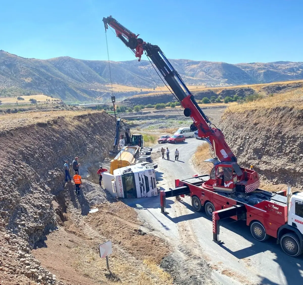 Adıyaman\'da Hafriyat Kamyonu Devrildi: 1 Yaralı