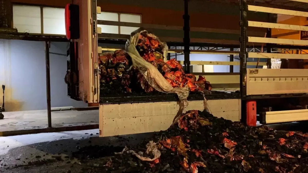 İnegöl\'de Mangal Kömürü Yüklü Tırda Yangın