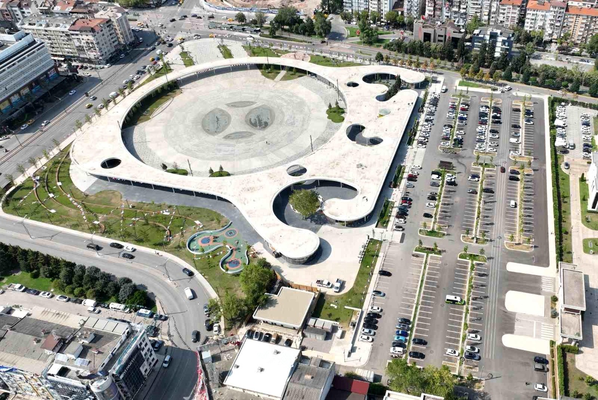 Milli İrade Meydanı otoparkıyla rahatlık sağlıyor