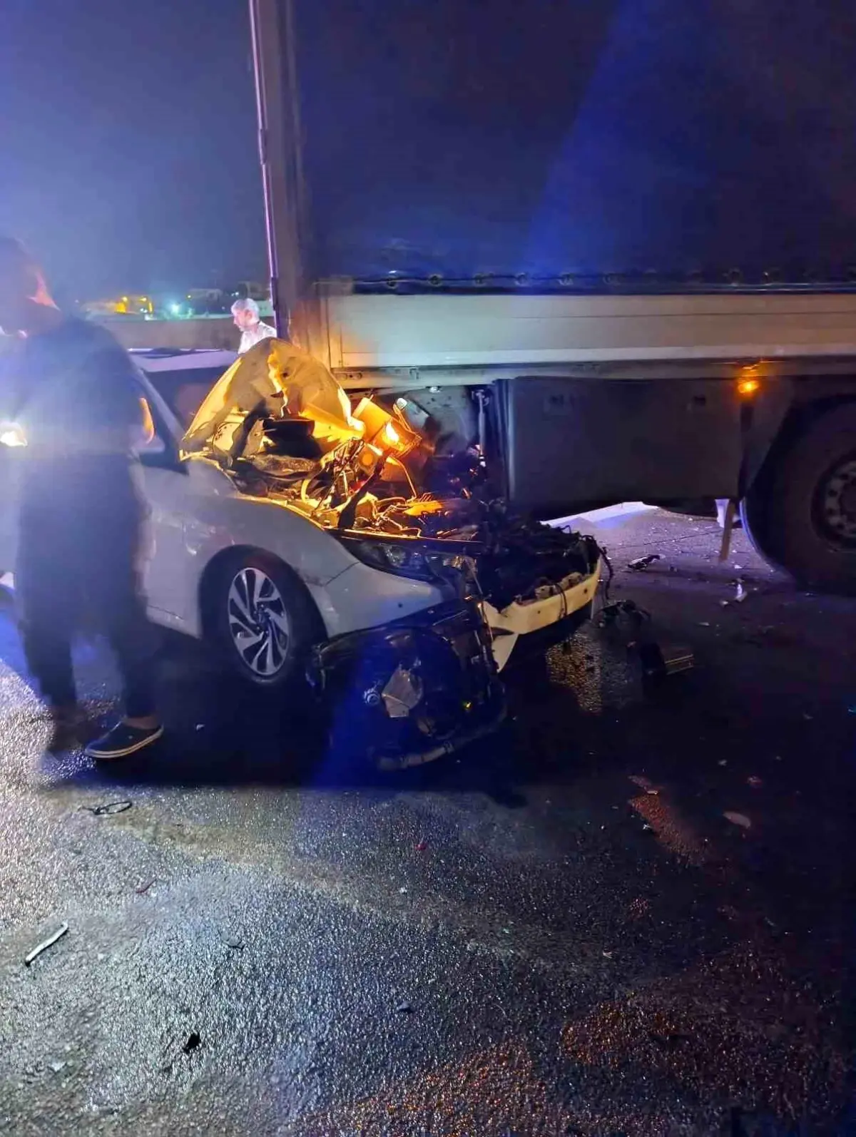 Hatay\'da Tıra Çarpan Otomobilde 3 Yaralı