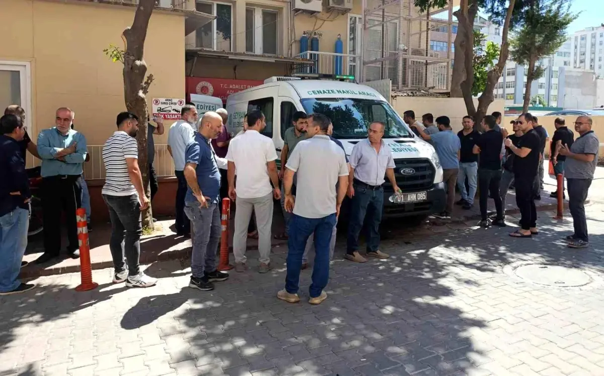 Adana\'da Motosiklet Sürücüsü Kaza Sonucu Hayatını Kaybetti