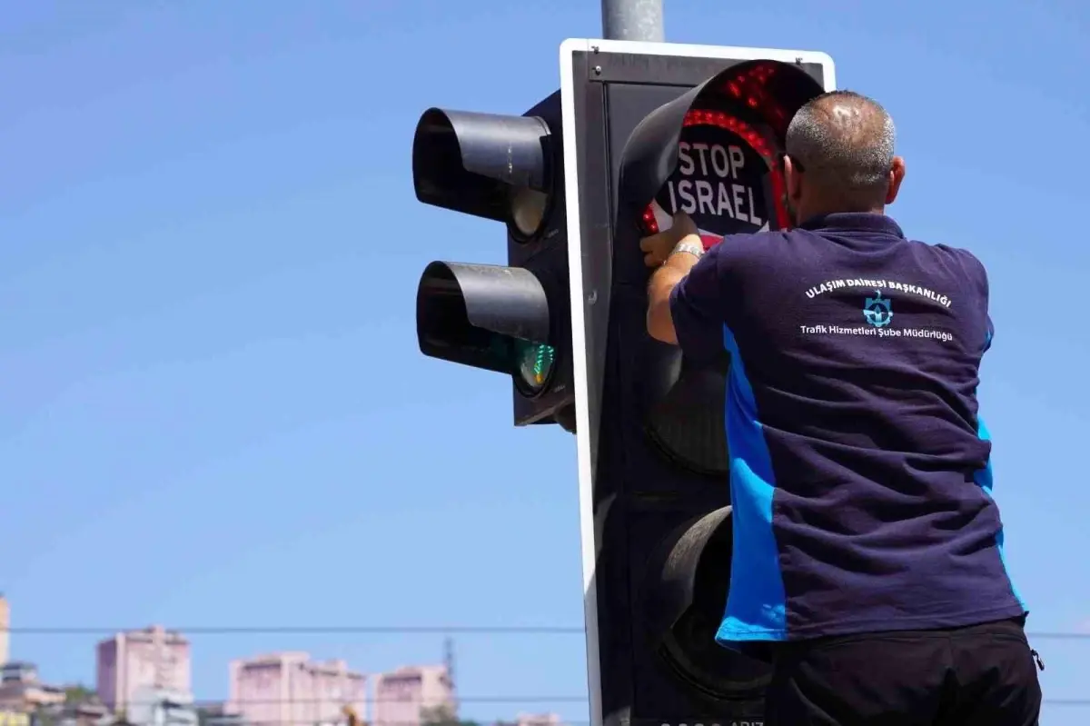 Kocaeli\'den \'Özgür Filistin\' Mesajı: Trafik Işıklarıyla Farkındalık Projesi