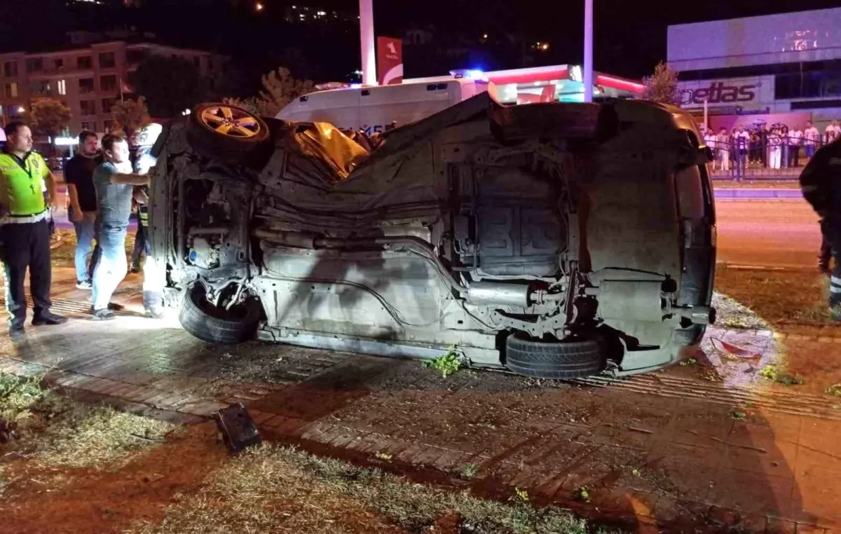 Amasya\'da Kaza: Otomobil Ağaç Çarpıp Takla Attı