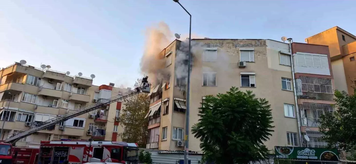 Muratpaşa\'da Yangın: Mahsur Köpek Kurtarıldı