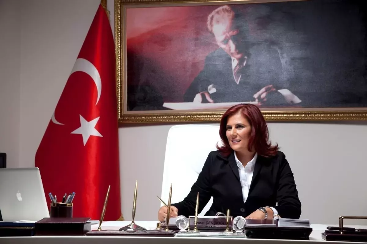 Aydın Büyükşehir Belediye Başkanı Özlem Çerçioğlu, "Cumhuriyet Halk Partisi\'nde siyaset yapma imkanı kalmadığından ve gördüğüm lüzum üzerine parti...