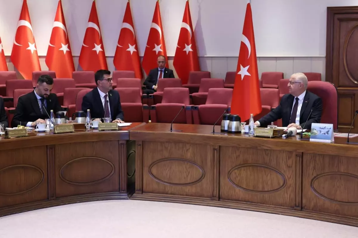 Milli Savunma Bakanı Yaşar Güler, Harp Malulü Gaziler Derneği Başkanı ile Görüştü