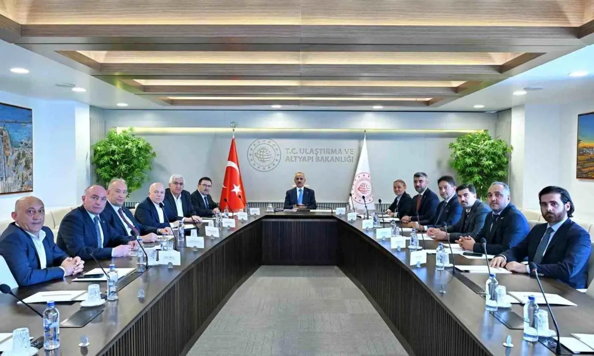 Erzurum Heyeti Ulaştırma ve Altyapı Bakanı ile Bir Araya Geldi
