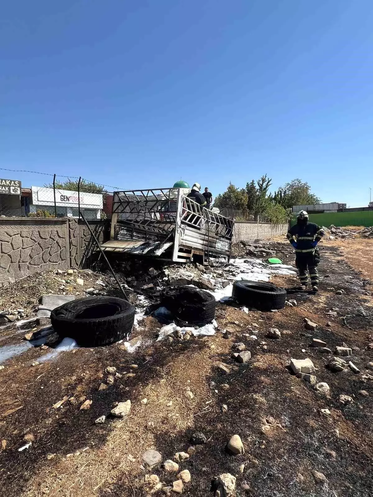 Batman\'da Kamyonet Römorkunda Yangın