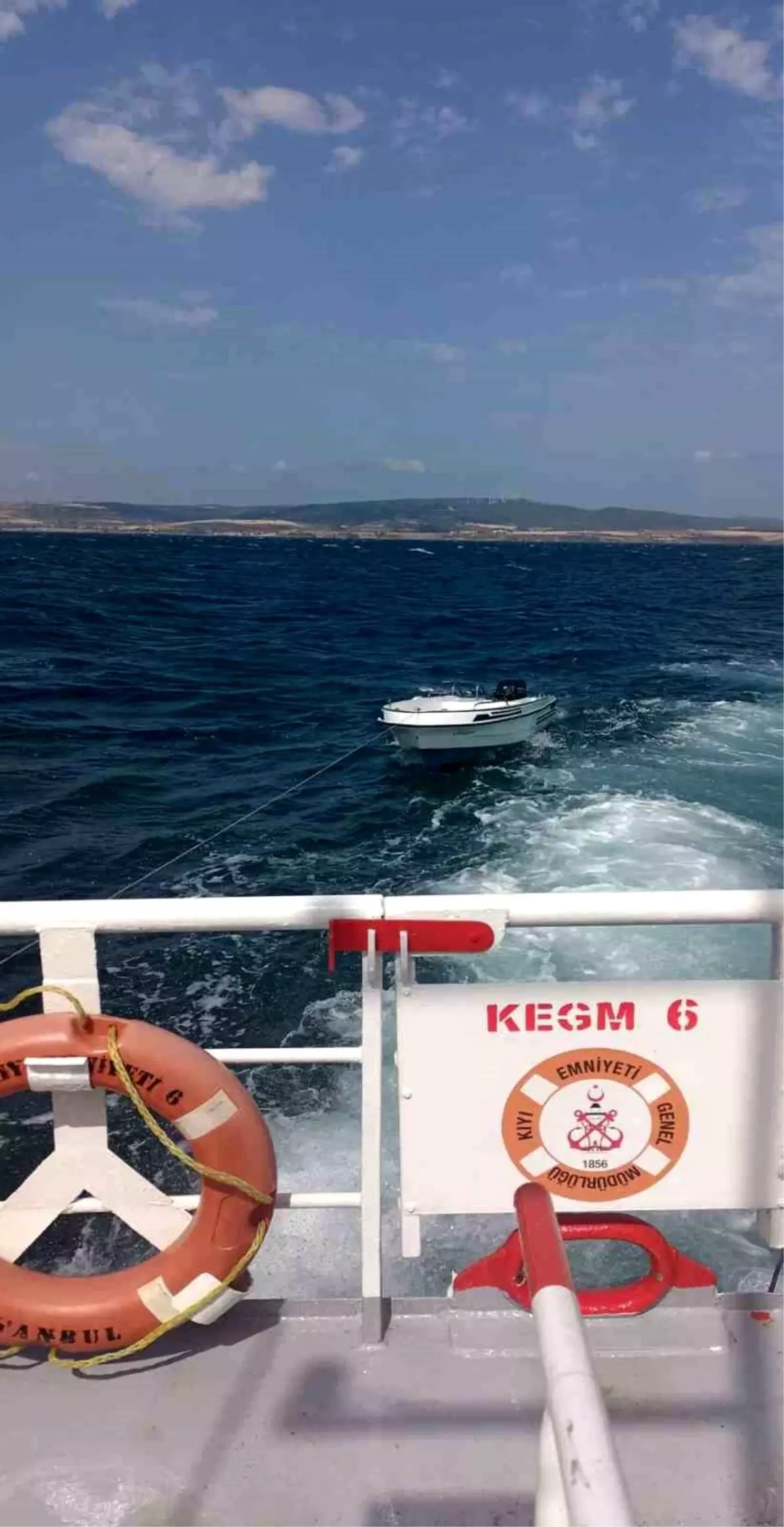 Çanakkale\'de Sürüklenen Tekne Kurtarıldı