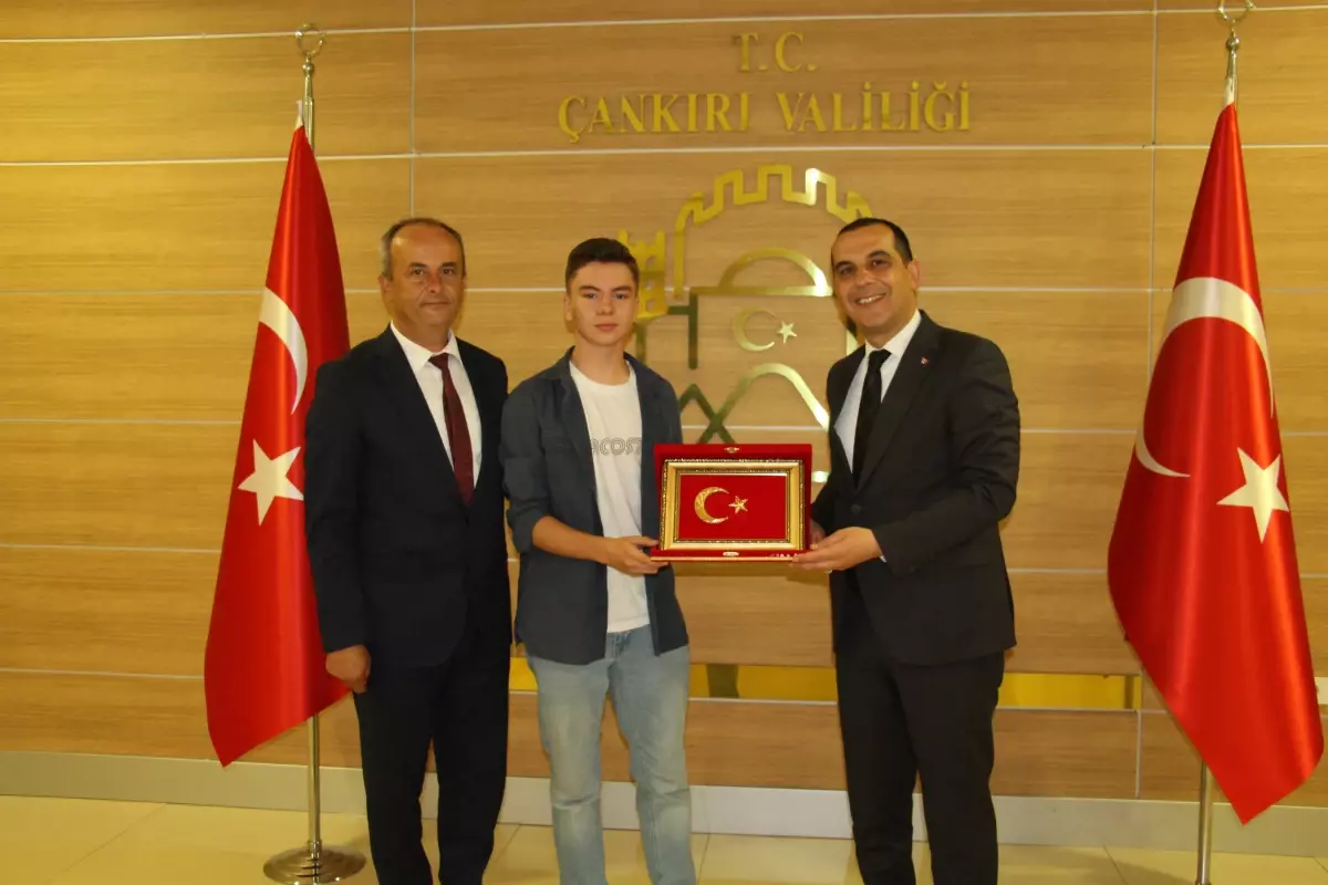 Çankırı\'da Gençten Bayrak Sevgisi: Mert Can Ballıca\'ya Vali\'den Teşekkür