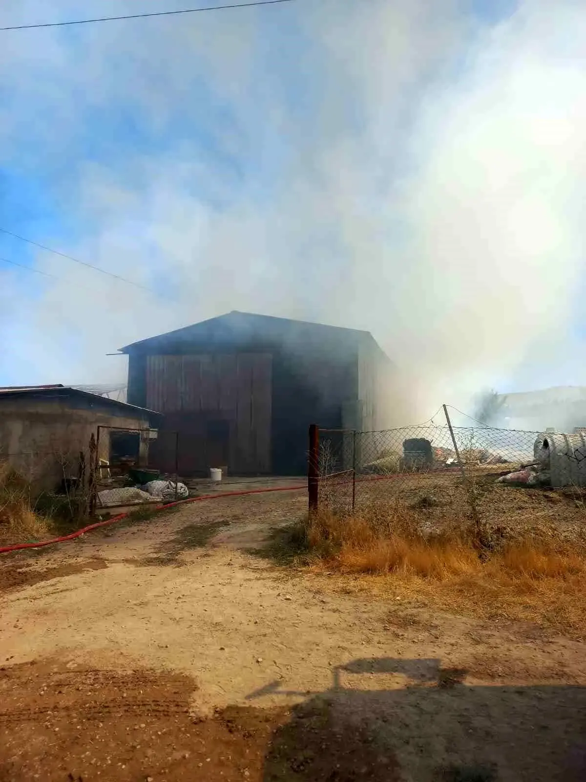 Elazığ\'da Samanlık Yangını Kontrol Altına Alındı