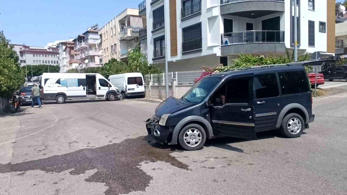 Antalya\'da Trafik Kazası: 4 Yaralı