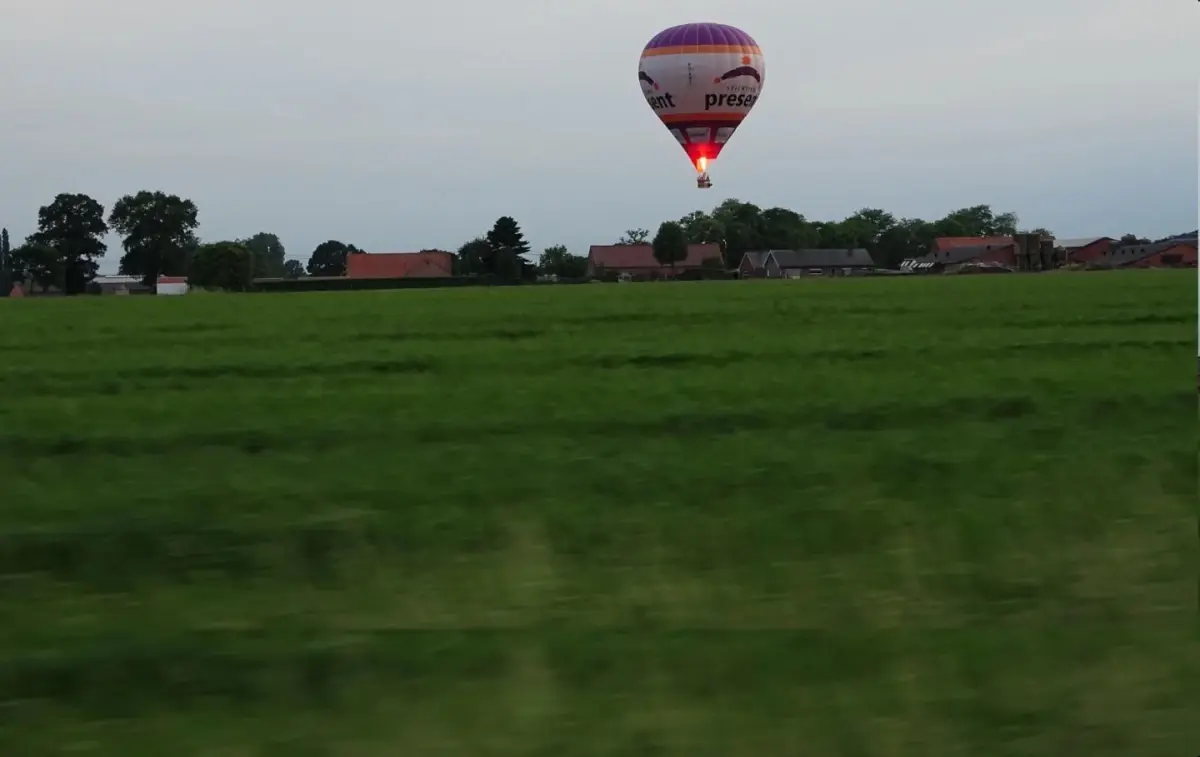 Hollanda\'da Sıcak Hava Balonu Düştü