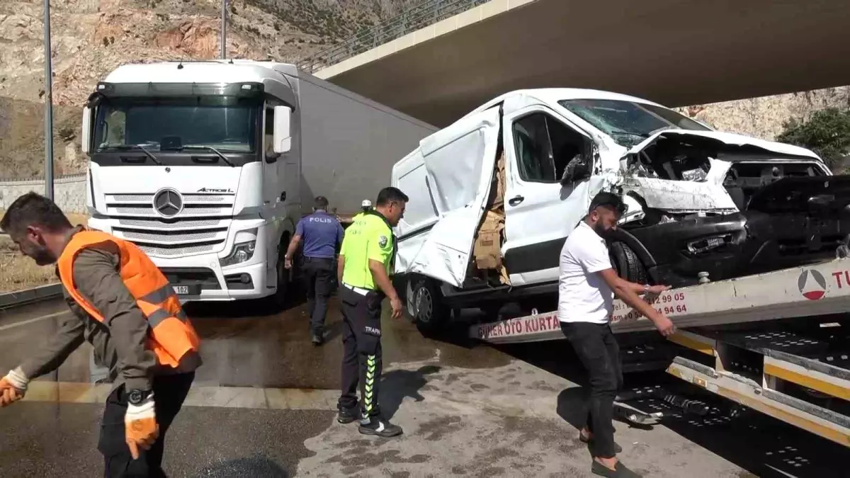 Amasya\'da Tır ile Kamyonet Çarpıştı