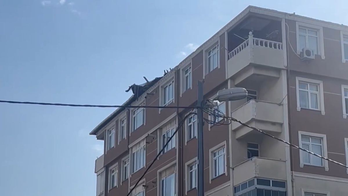 Kartal\'da Rüzgar Çatı Parçasını Uçurdu