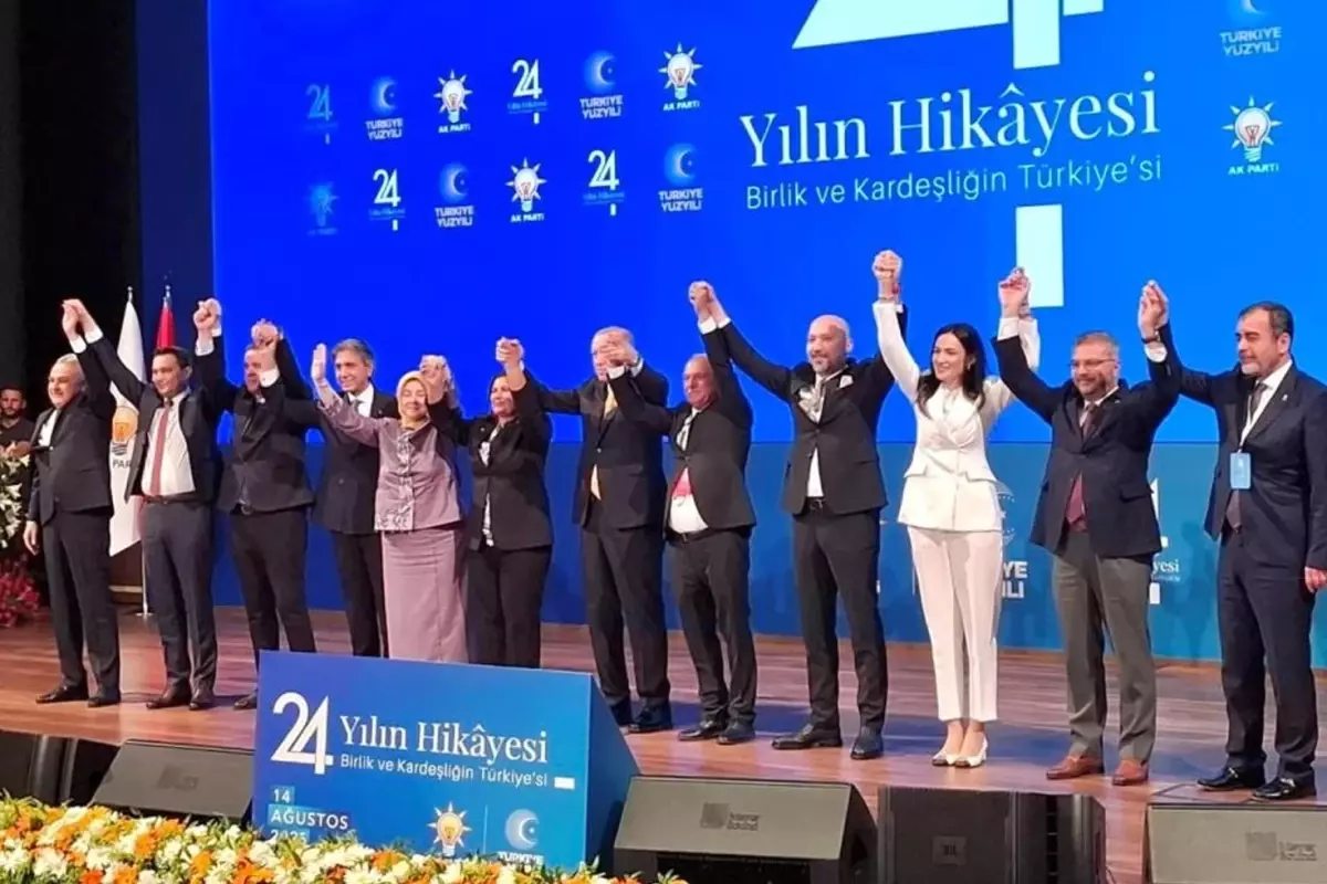 Cumhurbaşkanı Erdoğan rozet taktı! İşte AK Parti\'ye katılan 9 belediye başkanı