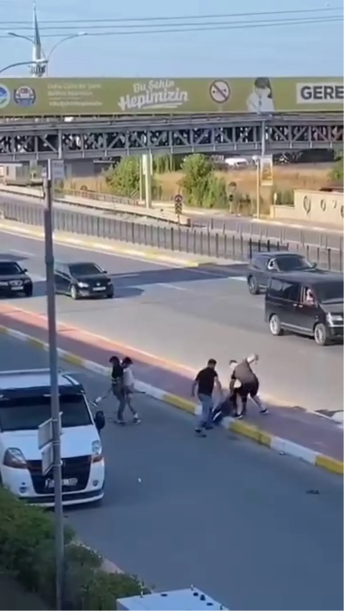 Sakarya\'da trafikte dehşet anları! Çekiç, sopa ne varsa kullandılar