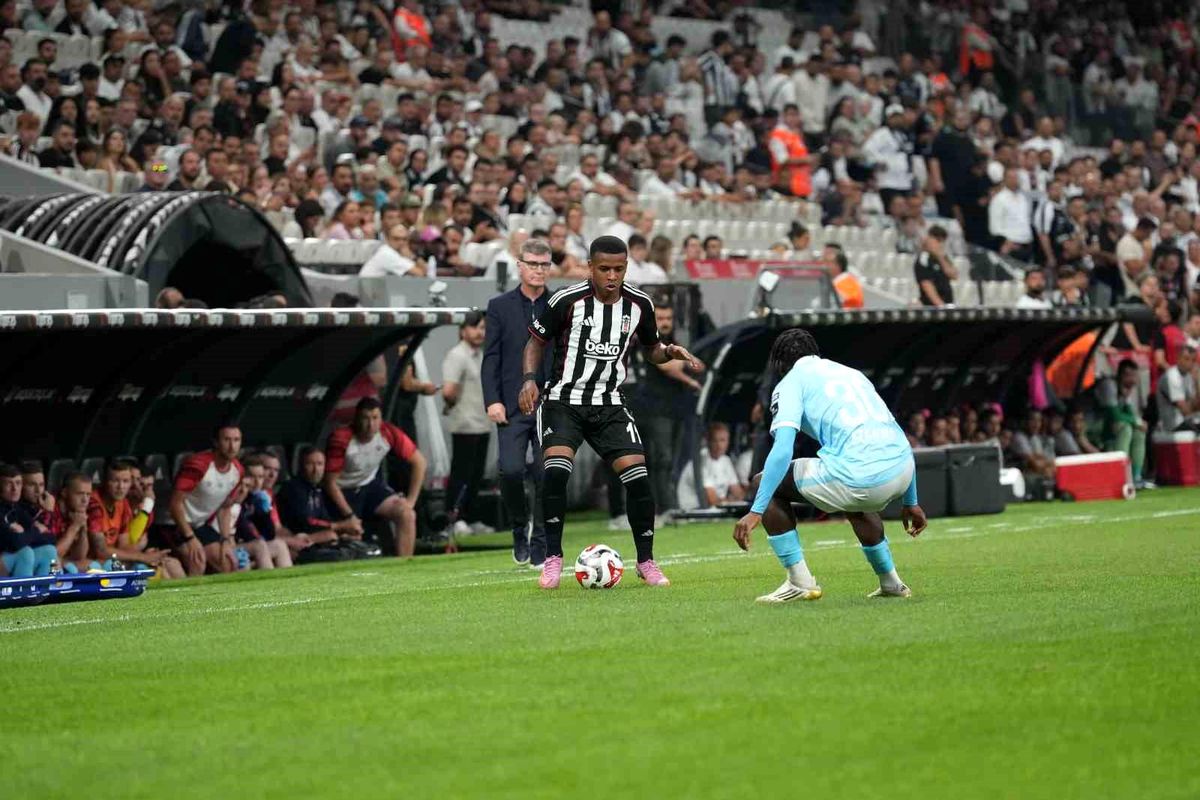 Beşiktaş-St. Patrick\'s Maçı Başladı