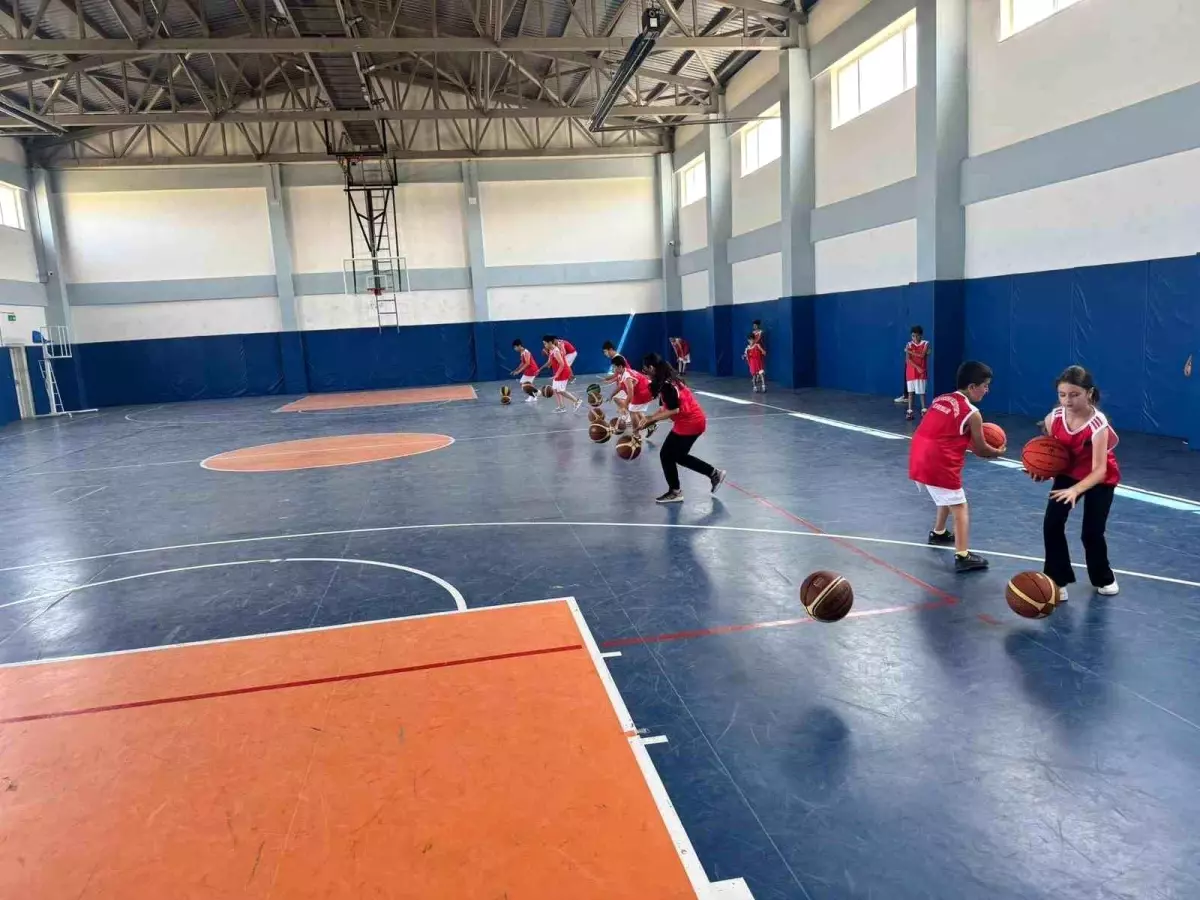 Van Büyükşehir Belediyespor Yaz Spor Okulları ile Çocuklara Spor Eğitimi Veriyor