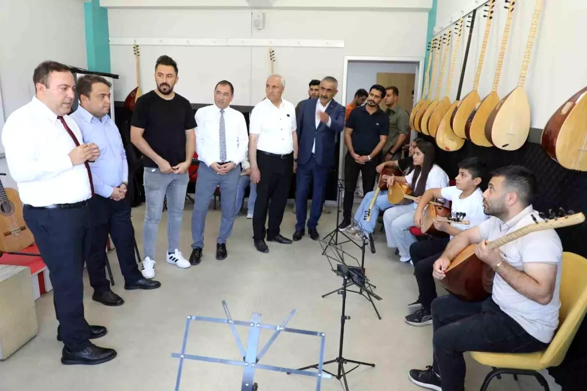 Ağrı Vali Yardımcısı Gençlik Merkezi\'ni Ziyaret Etti