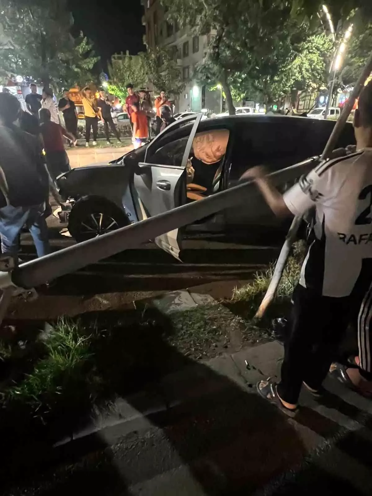 Batman\'da Trafik Kazası: Sürücü Hafif Yaralandı