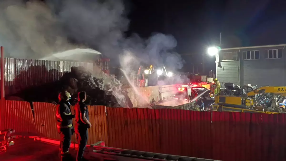 İnegöl\'deki Yangında İtfaiye Eri Yaralandı