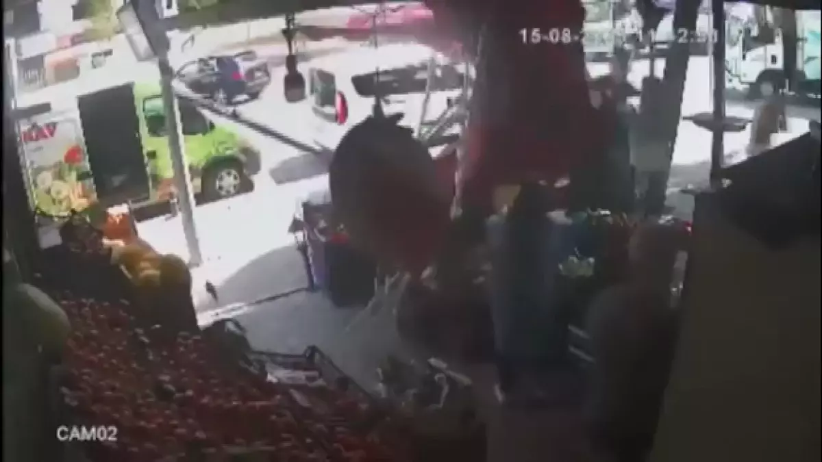 Büyükçekmece\'de Rüzgarın Şemsiyeleri Uçurdu