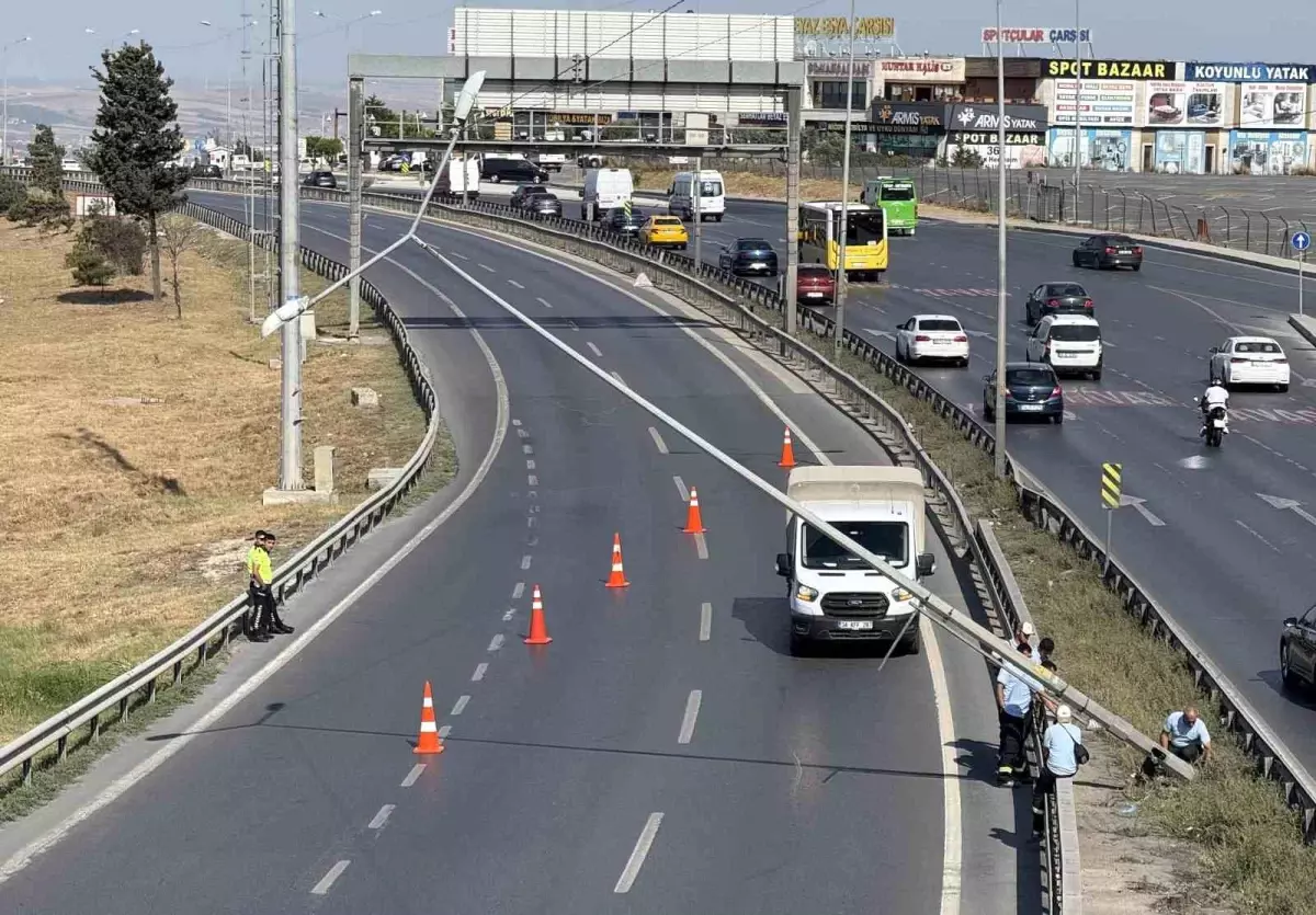 Şiddetli rüzgar aydınlatma direğini devirdi, E-5 trafiğe kapatıldı