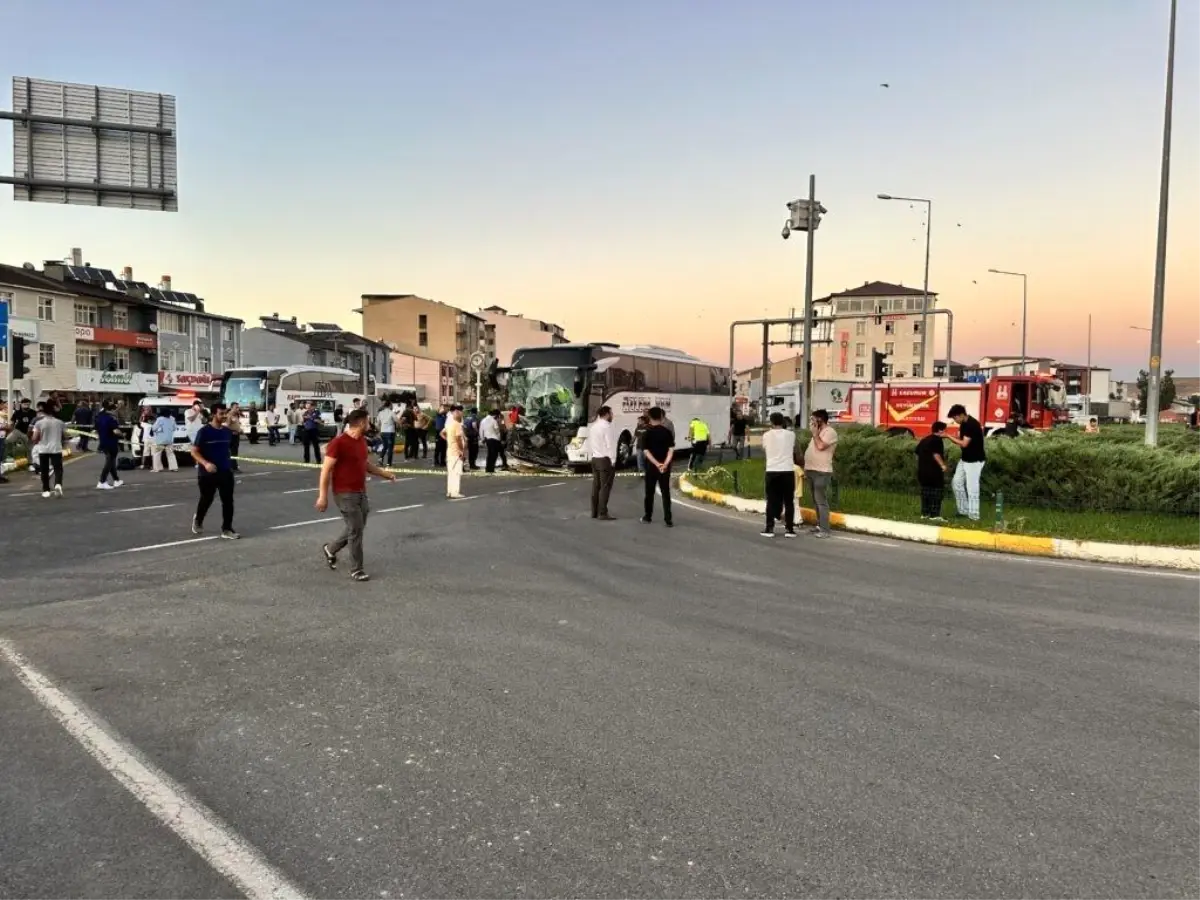 Erzurum\'da Otobüs ile Traktör Çarpıştı: 8 Yaralı