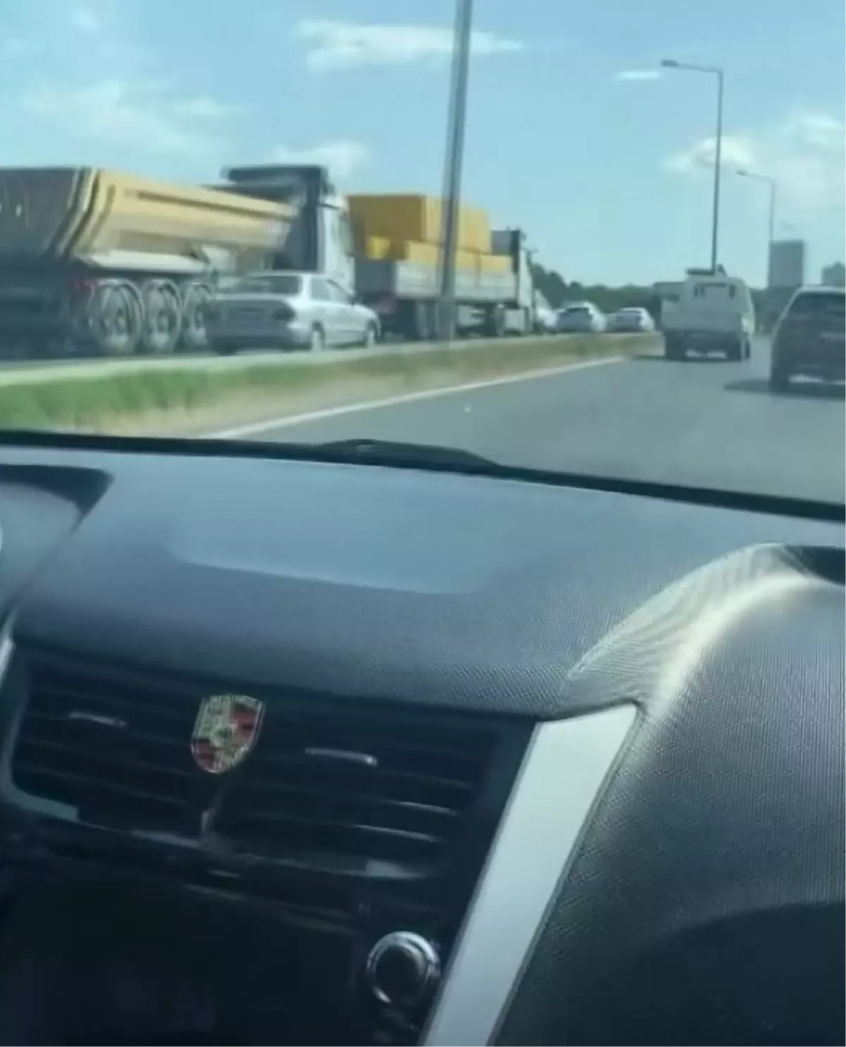 Büyükçekmece\'de Aydınlatma Direği Yan Yattı