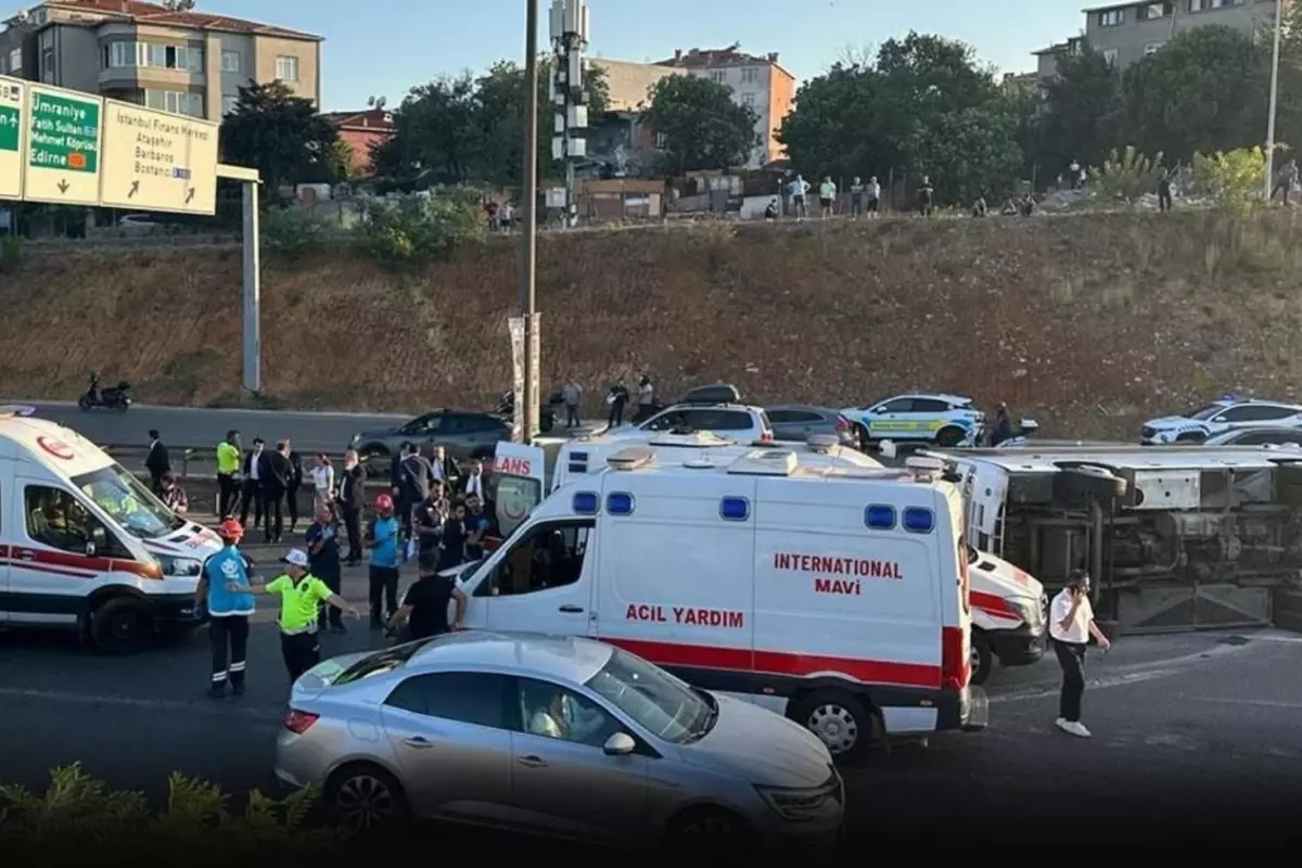 İstanbul servis midibüsü devrildi! Çok sayıda yaralı var