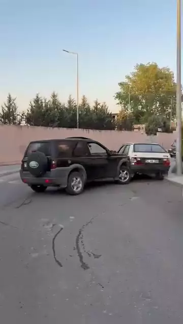 Kavga ettiği eşinin otomobilini cipiyle çarparak hurdaya çevirdi