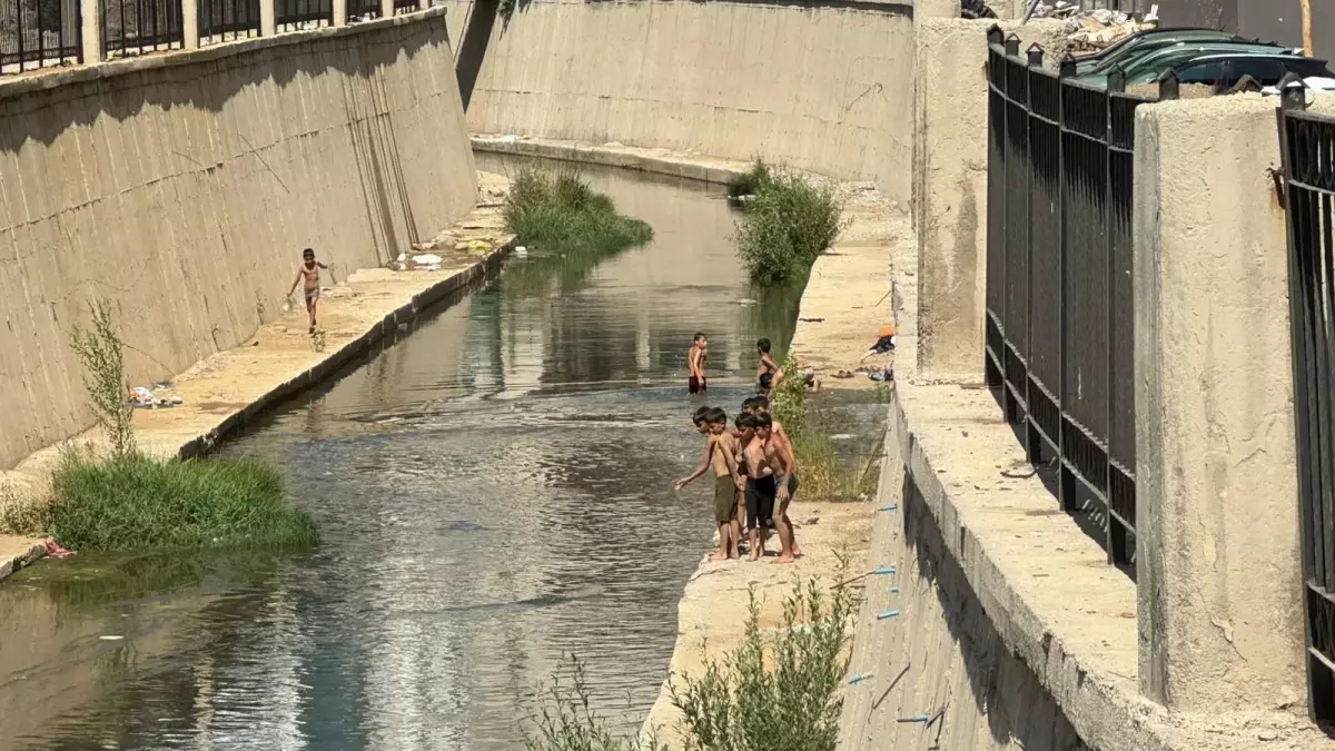 Yüksekova\'da Çocuklar Kirli Dereden Havuzda Yüzmeye Geçti