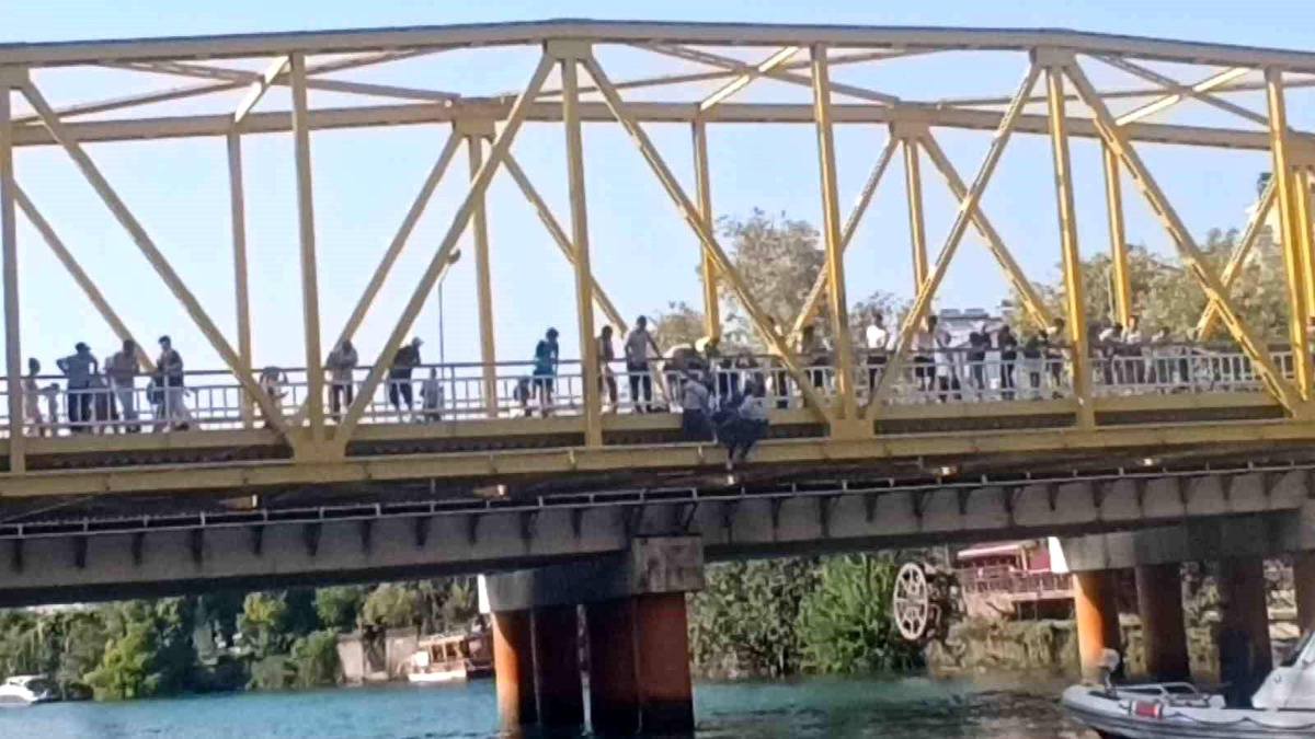 Manavgat Köprüsü\'nde İntihar Girişimi: Güvenlik Görevlileri Kurtardı