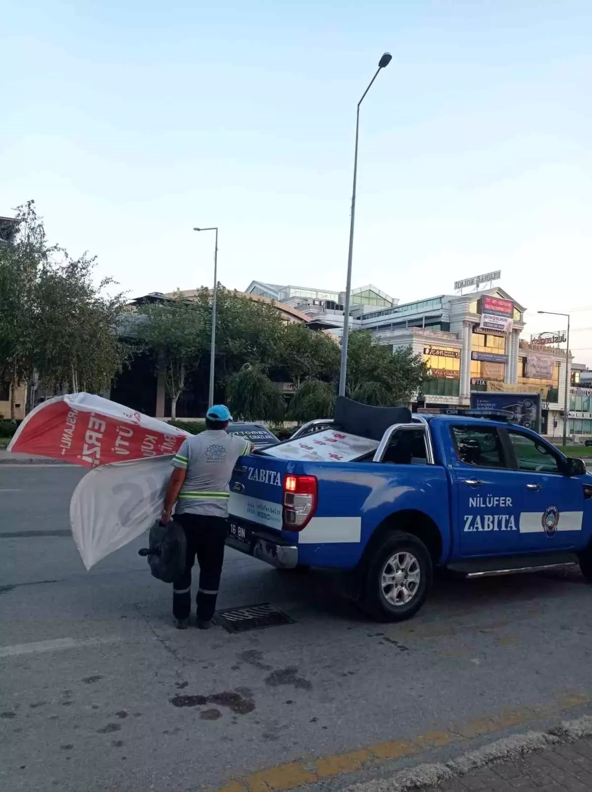 Nilüfer\'de Zabıta Ekiplerinden Çevre Düzenine Müdahale