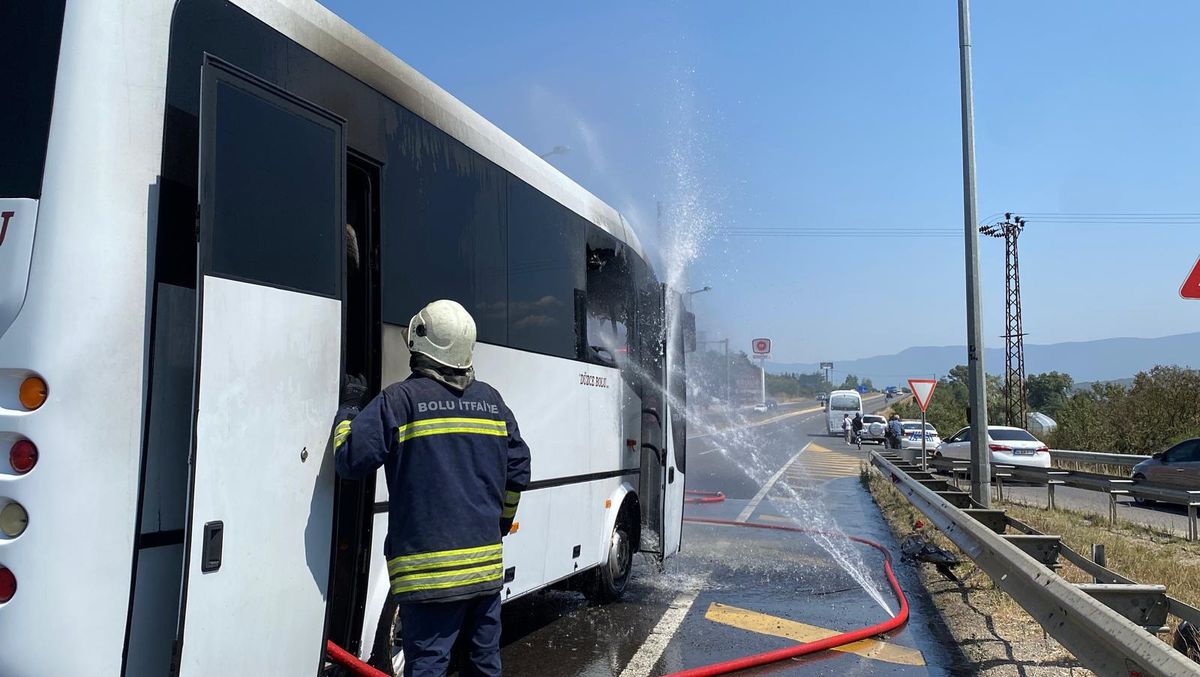 D-100\'de Midibüs Yangını