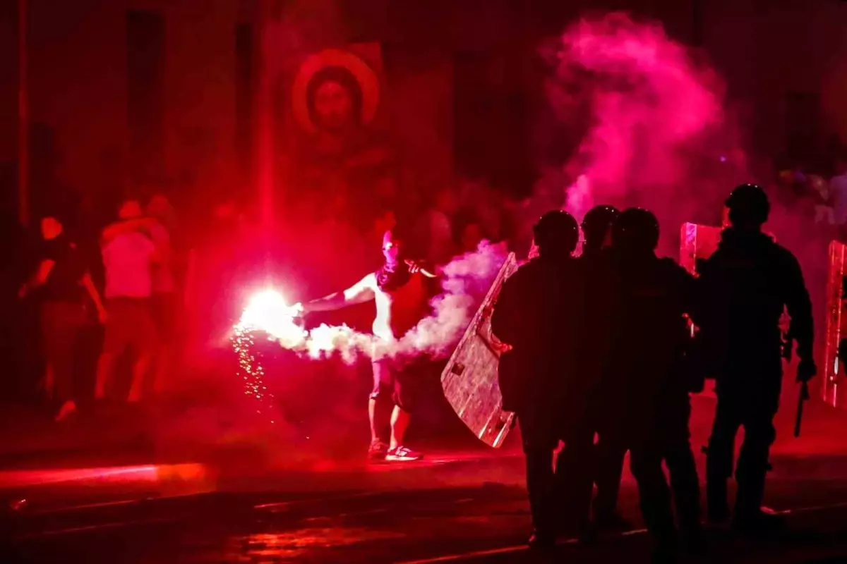 Sırbistan\'da Hükümet Karşıtı Protestolar Sürediyor