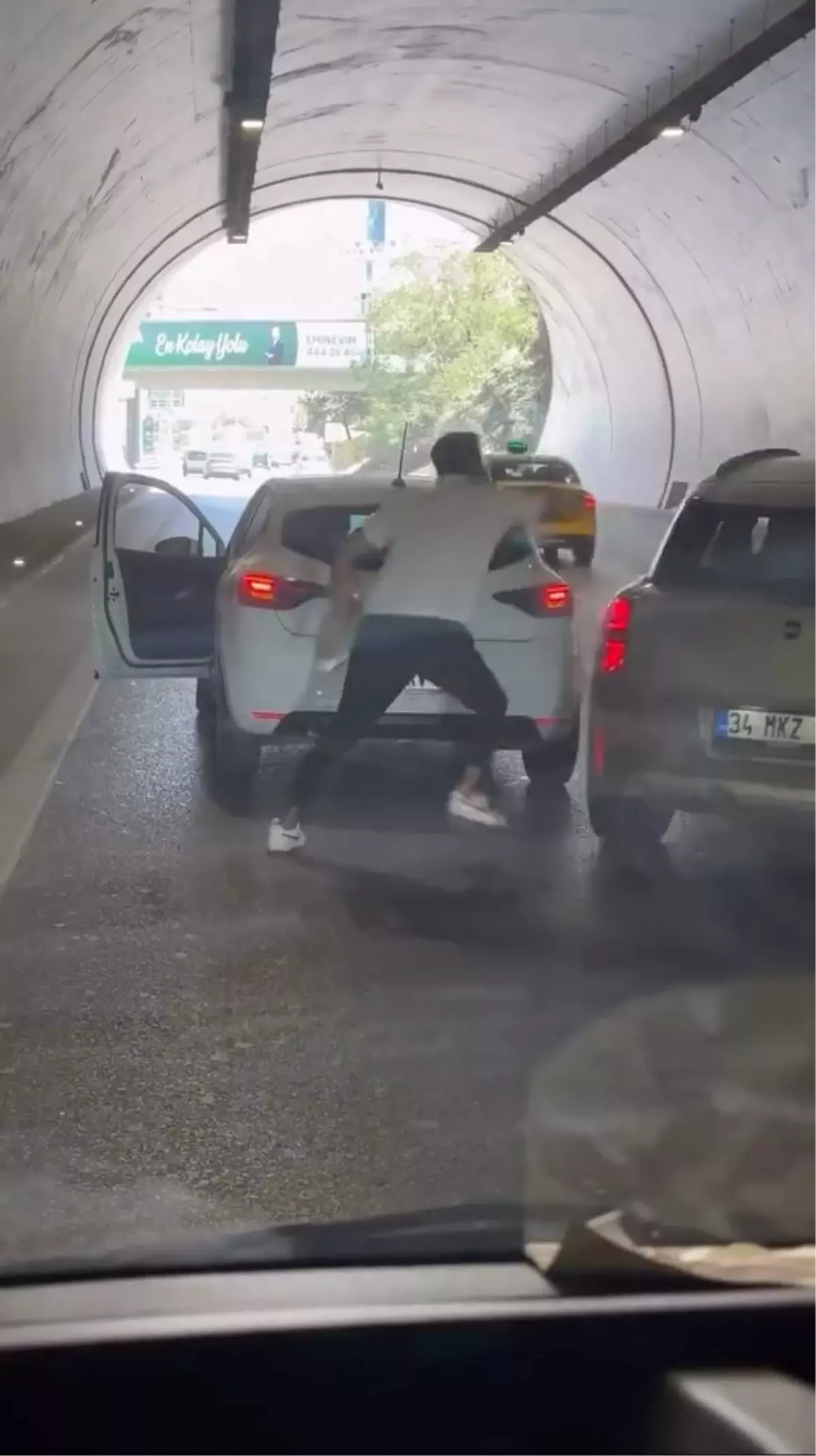 Ümraniye\'de Yol Verme Tartışması Kavgaya Dönüştü