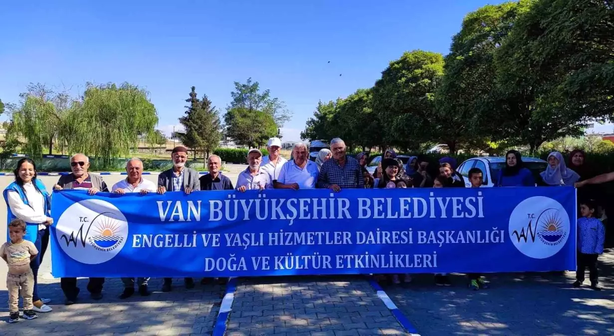 Van\'da Yaşlılar İçin Keyifli Piknik Etkinliği