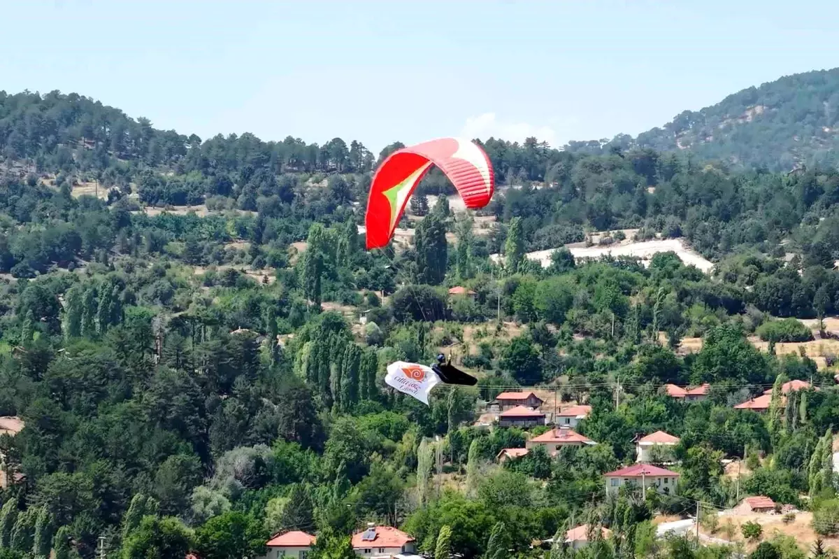 Çameli Kültür, Turizm, Tarım ve Doğa Sporları Festivali\'nde Gökyüzünde Renkli Şov