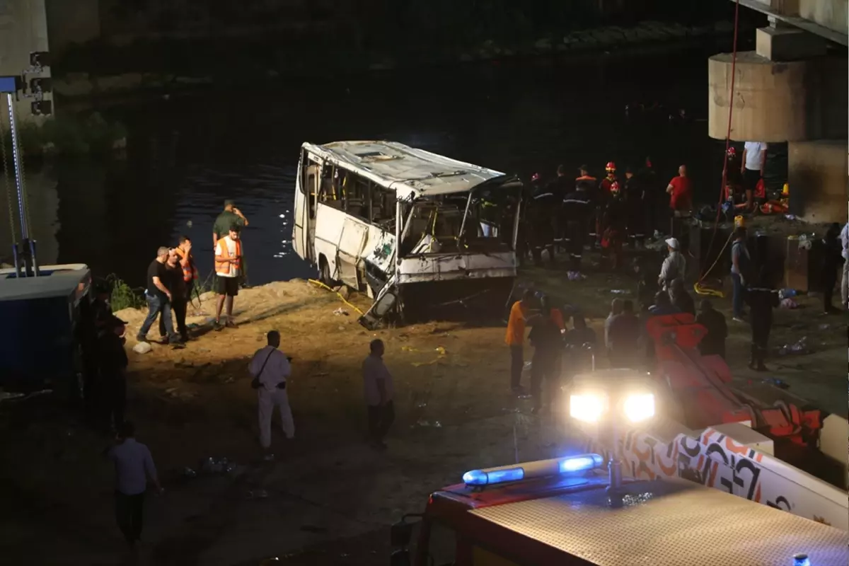 Cezayir\'de otobüs dere yatağına uçtu, 18 kişi boğularak can verdi! Ulusal yas ilan edildi