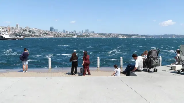 İstanbul'u fırtına vurdu! Ağaçlar devrildi, Gülhane Parkı kapatıldı