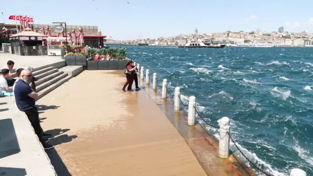 İstanbul'u fırtına vurdu! Ağaçlar devrildi, Gülhane Parkı kapatıldı
