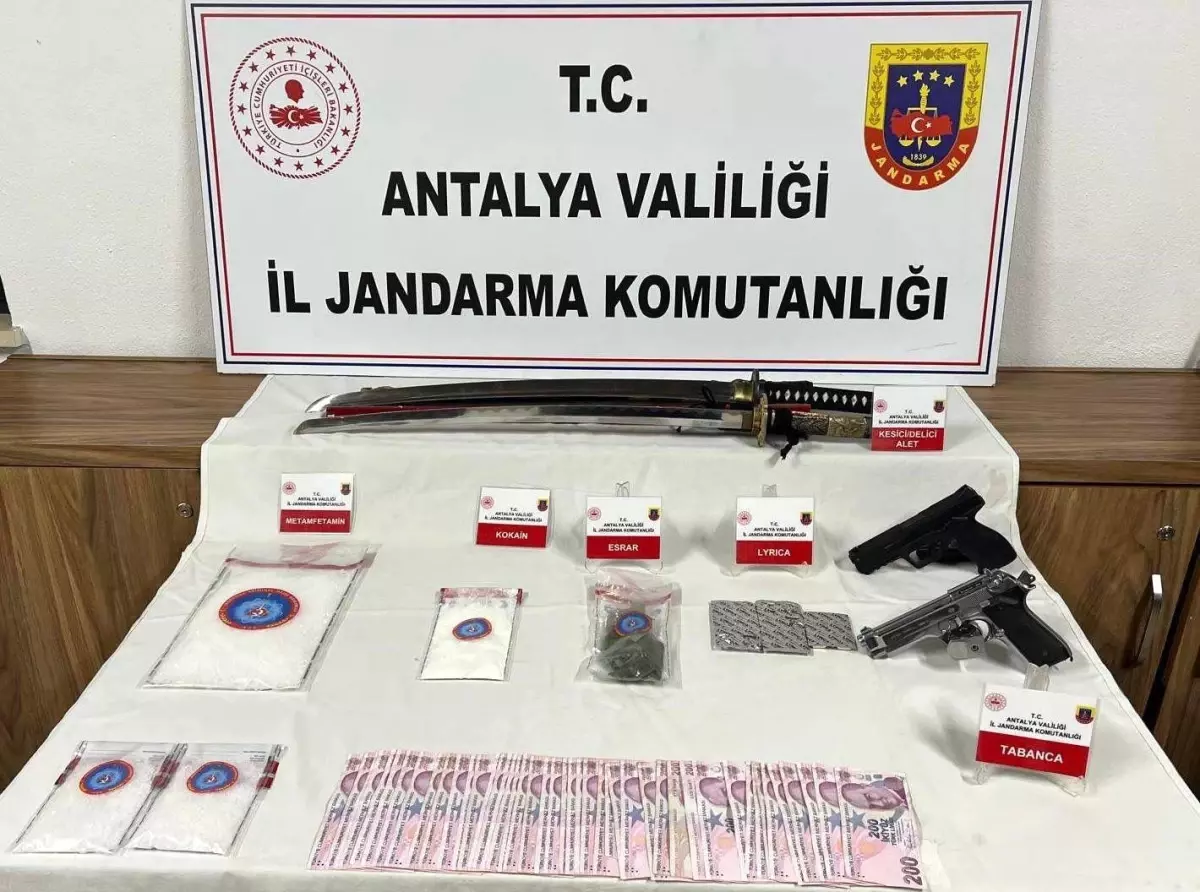 Antalya\'da Uyuşturucu ve Silah Baskını
