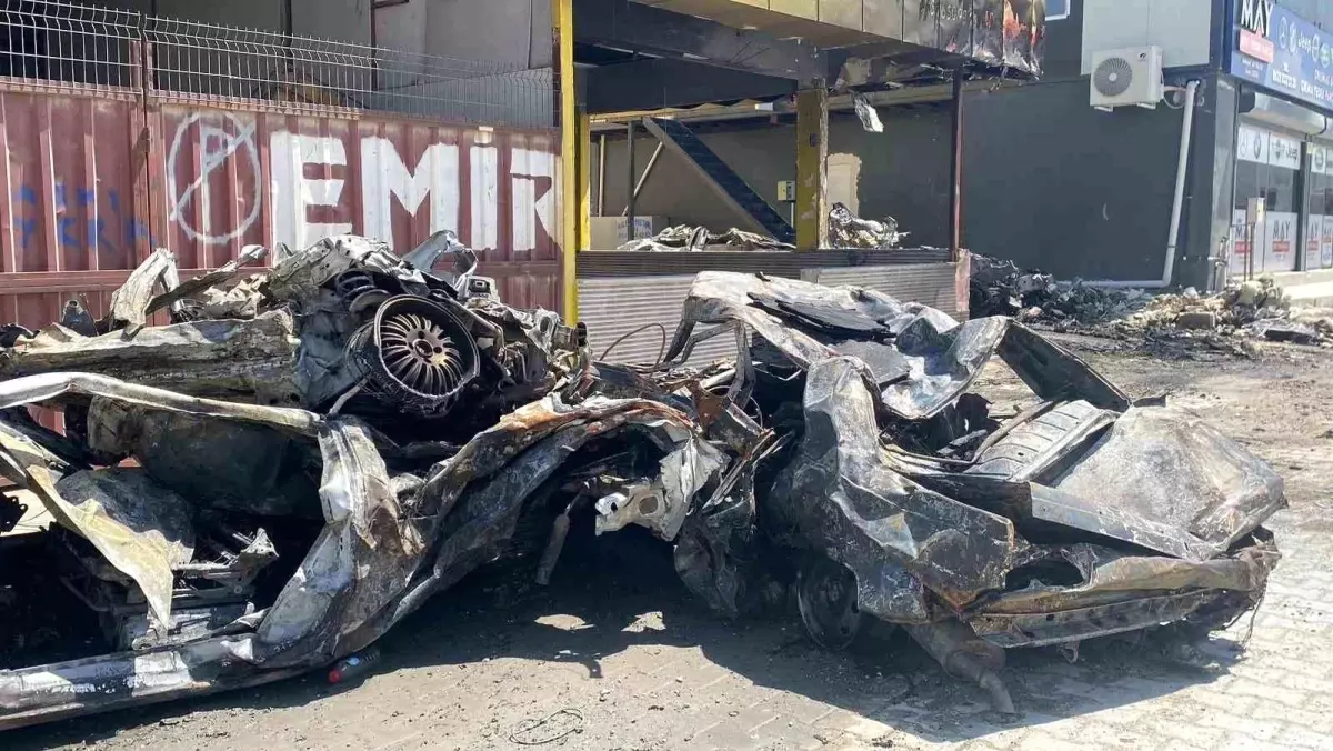 Hatay\'daki Sanayi Sitesinde Yangın: Hurda Araçlar Alevlere Teslim Oldu
