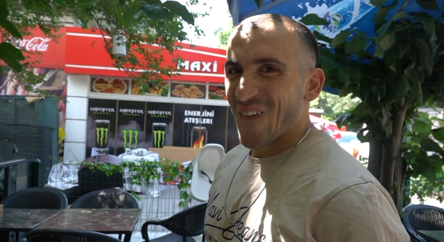 Müşterilerini kapıda havlayarak karşılayan garson, ilgi odağı oldu